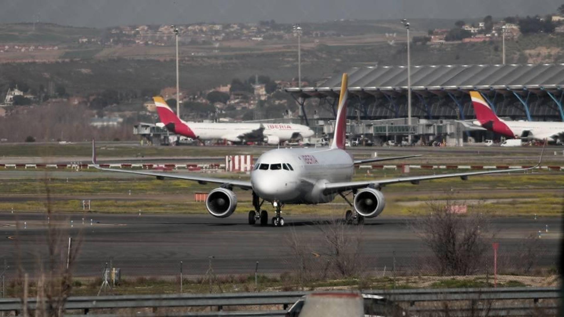 Un avión prepara un aterrizaje de emergencia en Barajas