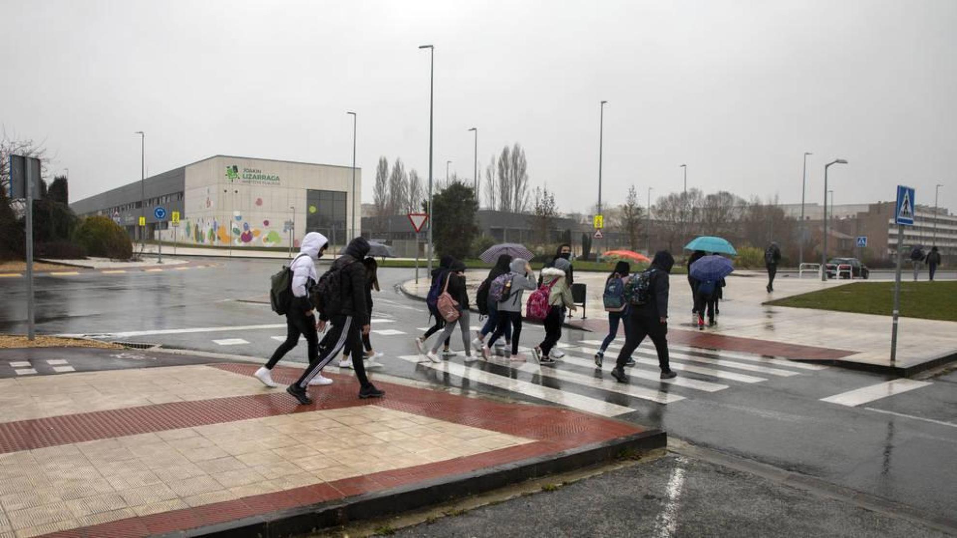 Varios escolares atraviesan una zona limitada a 20 km/h en Sarriguren.