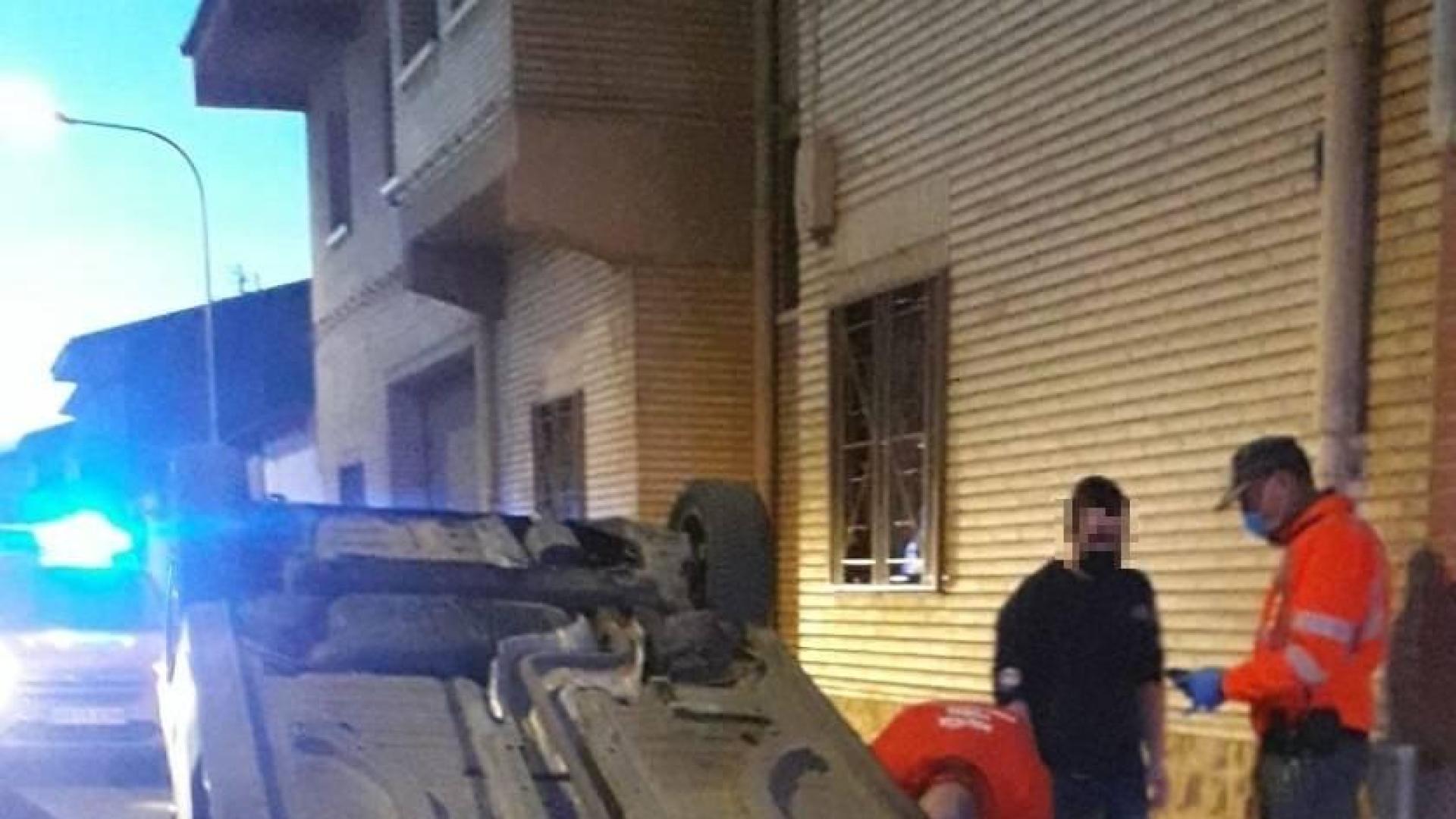 Un conductor novel choca con dos coches aparcados y vuelca en Cortes