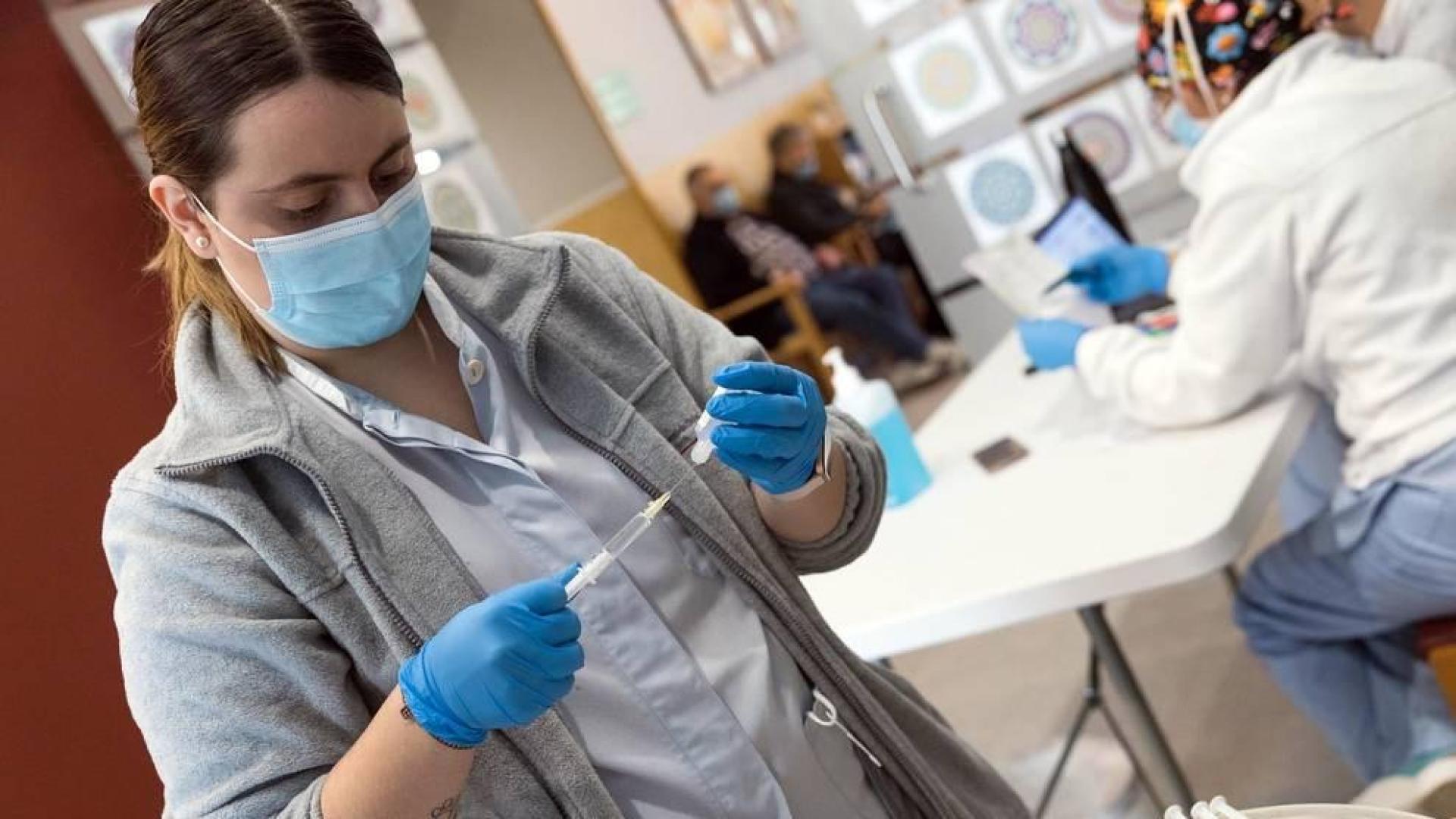 Vacunación contra el coronavirus a los ancianos y trabajadores de la Residencia Nuestra Señora de Gracia en Tudela.