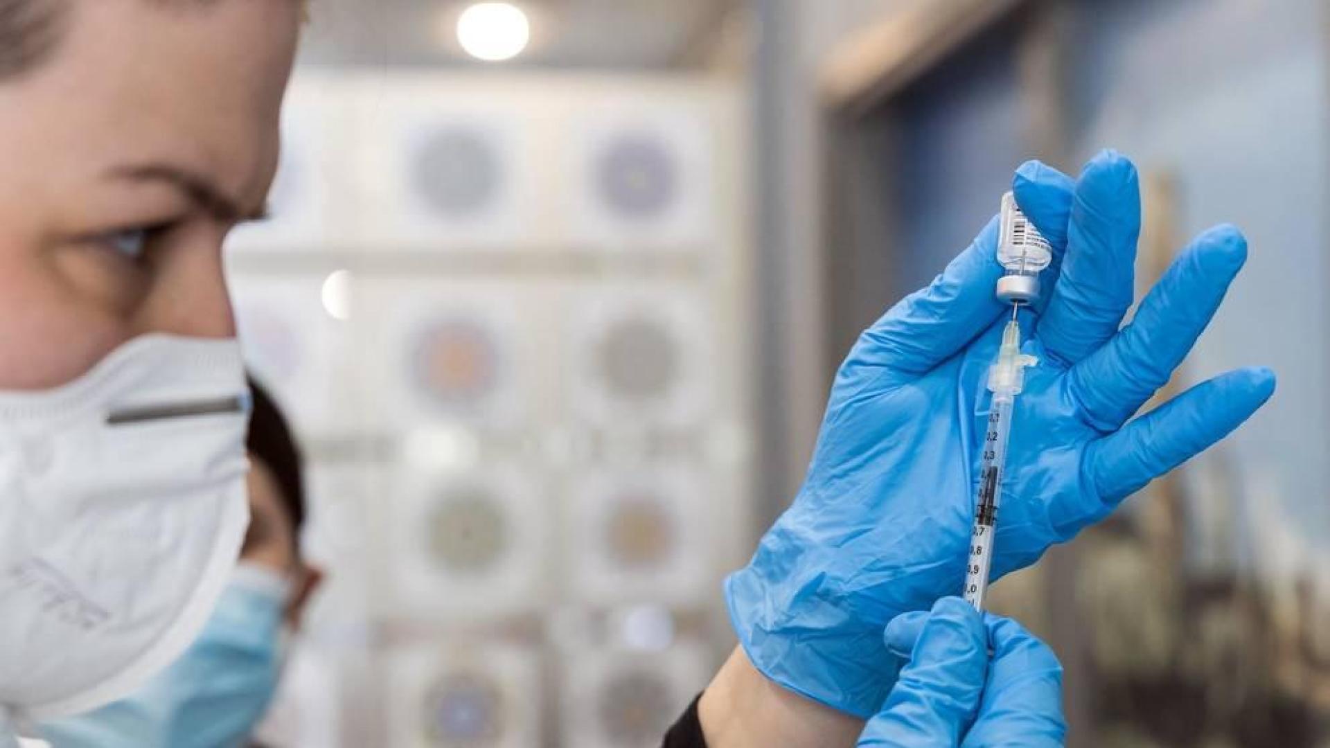 Vacunación contra el coronavirus a los ancianos y trabajadores de la Residencia Nuestra Señora de Gracia en Tudela.
