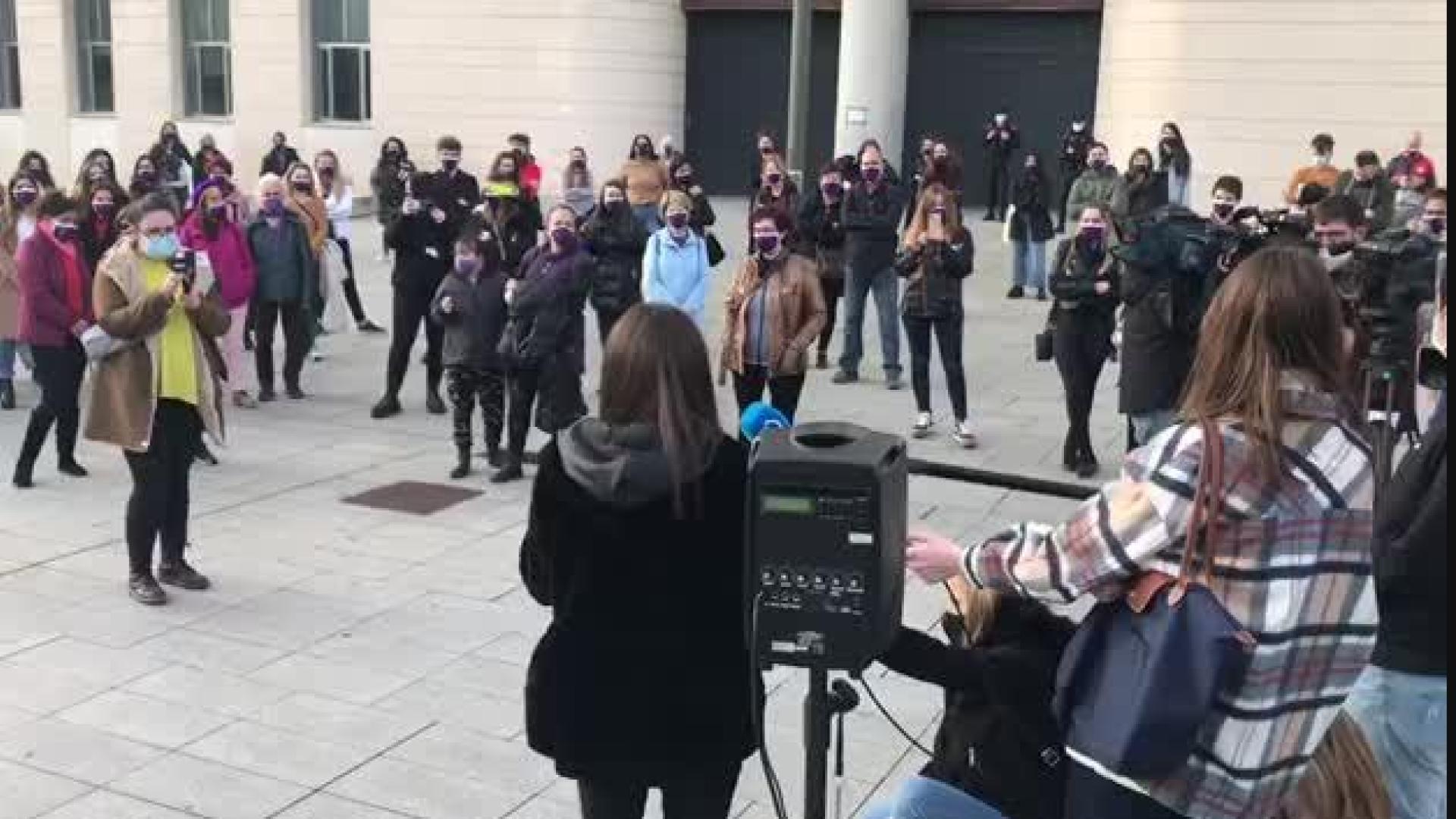 Protesta contra la sentencia al director de la agencia Dana Models