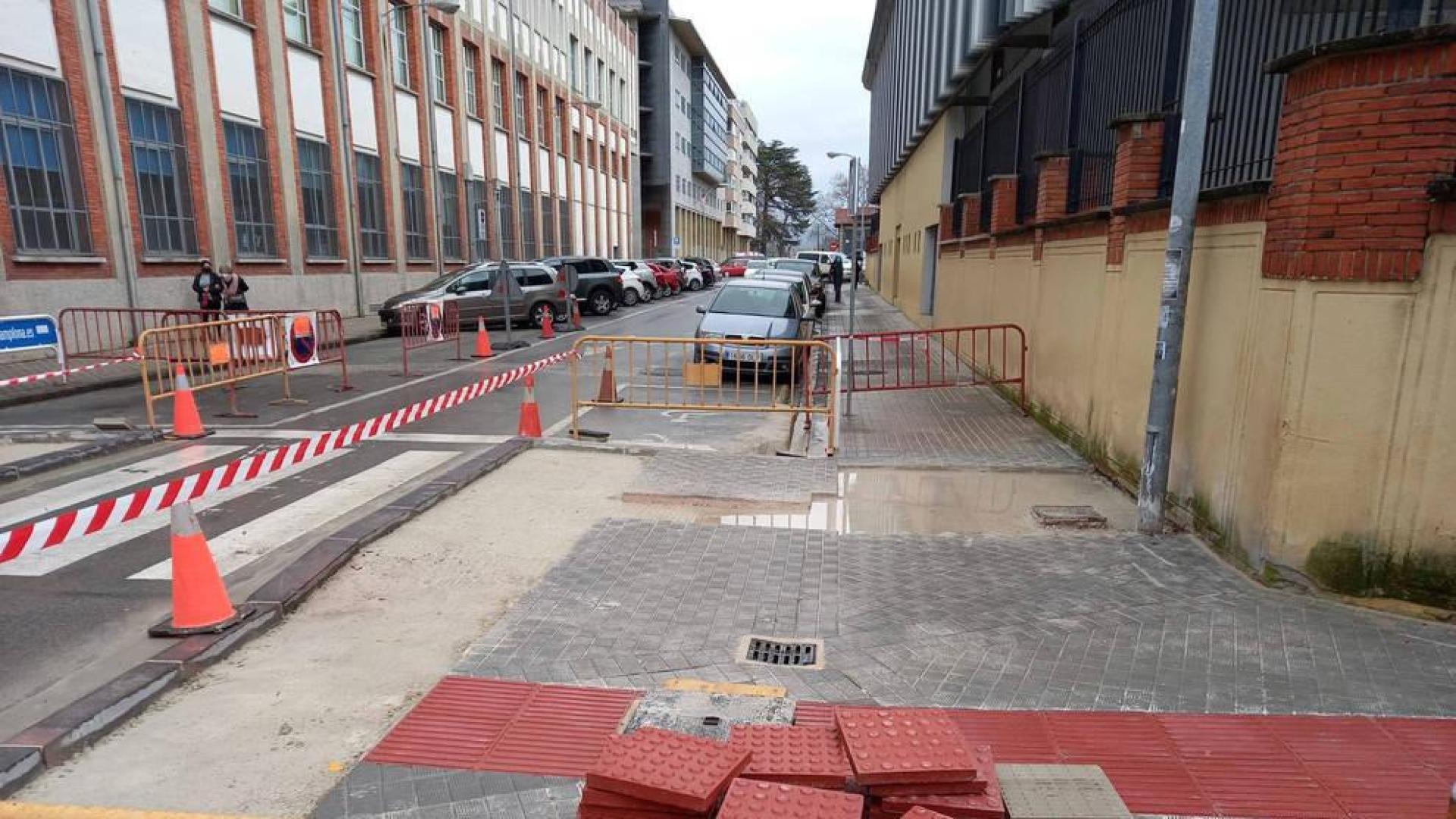 Un error vuelve a levantar parte de la acera de la calle Olite
