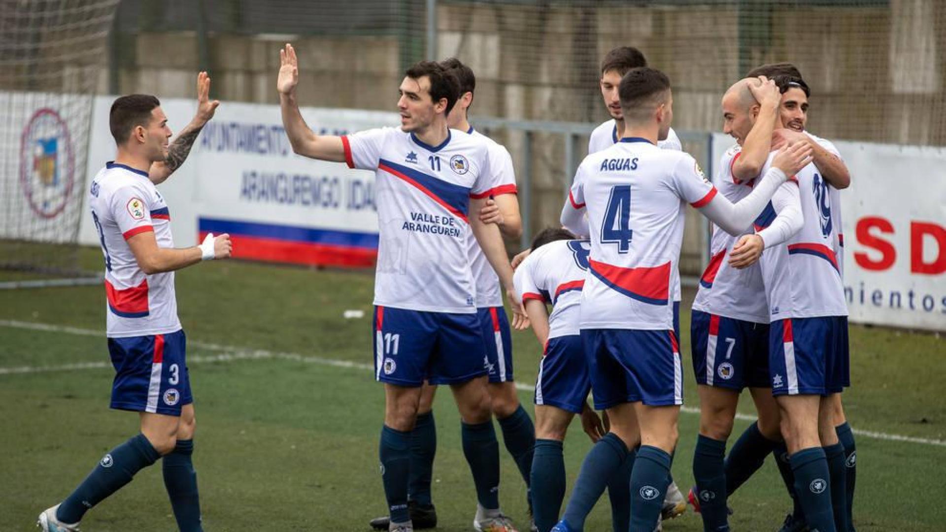 Los jugadores de la Mutilvera celebran uno de los goles ante el Ejea.