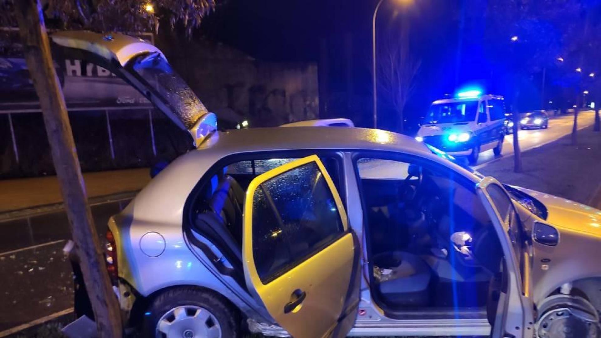 Estado en el que ha quedado uno de los vehículos implicado en el choque de la calle Cataluña de Pamplona