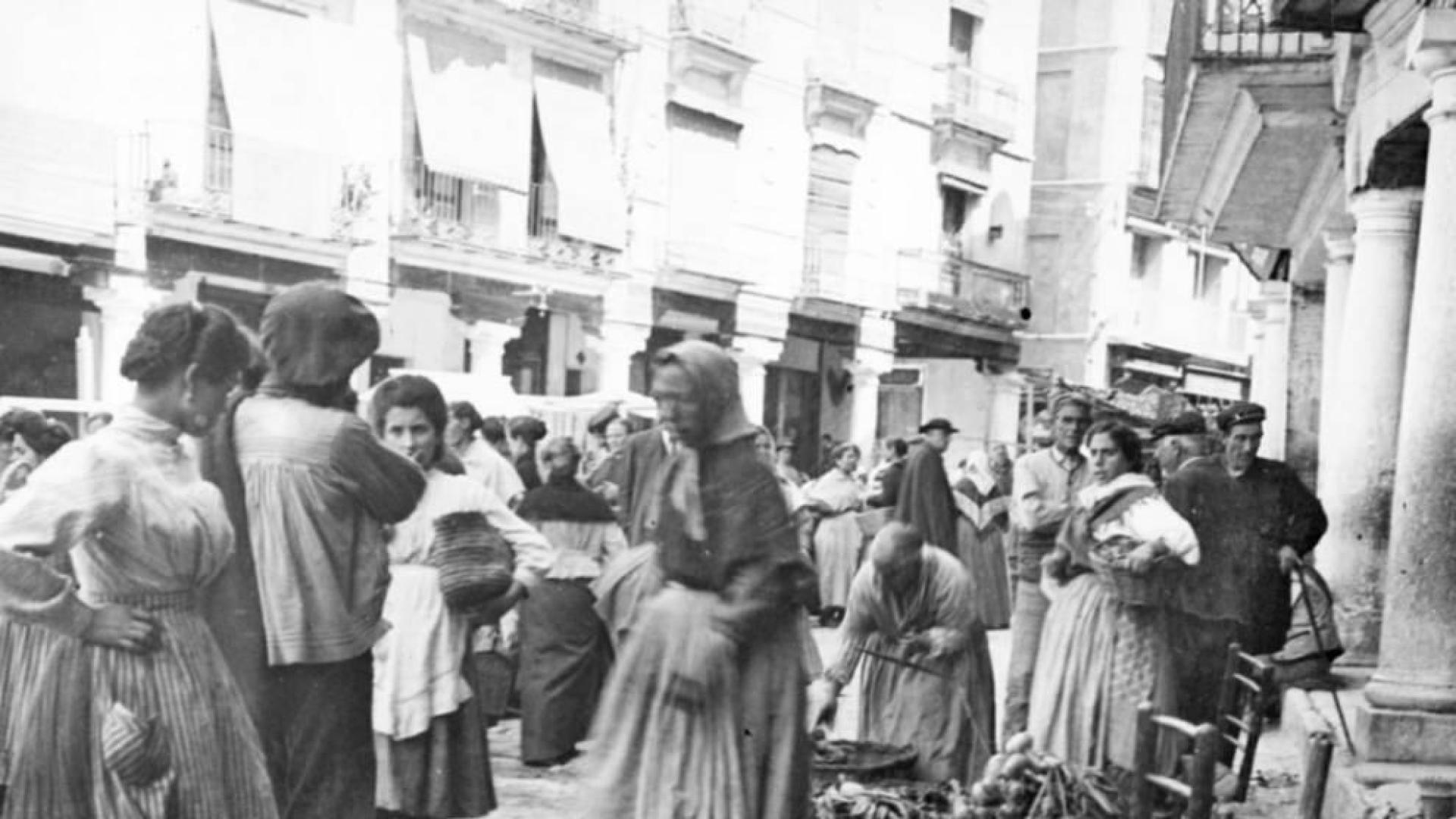 Mercado de verduras en la plaza del Torico, en Teruel, en 1909. marqués de santa maría del villa