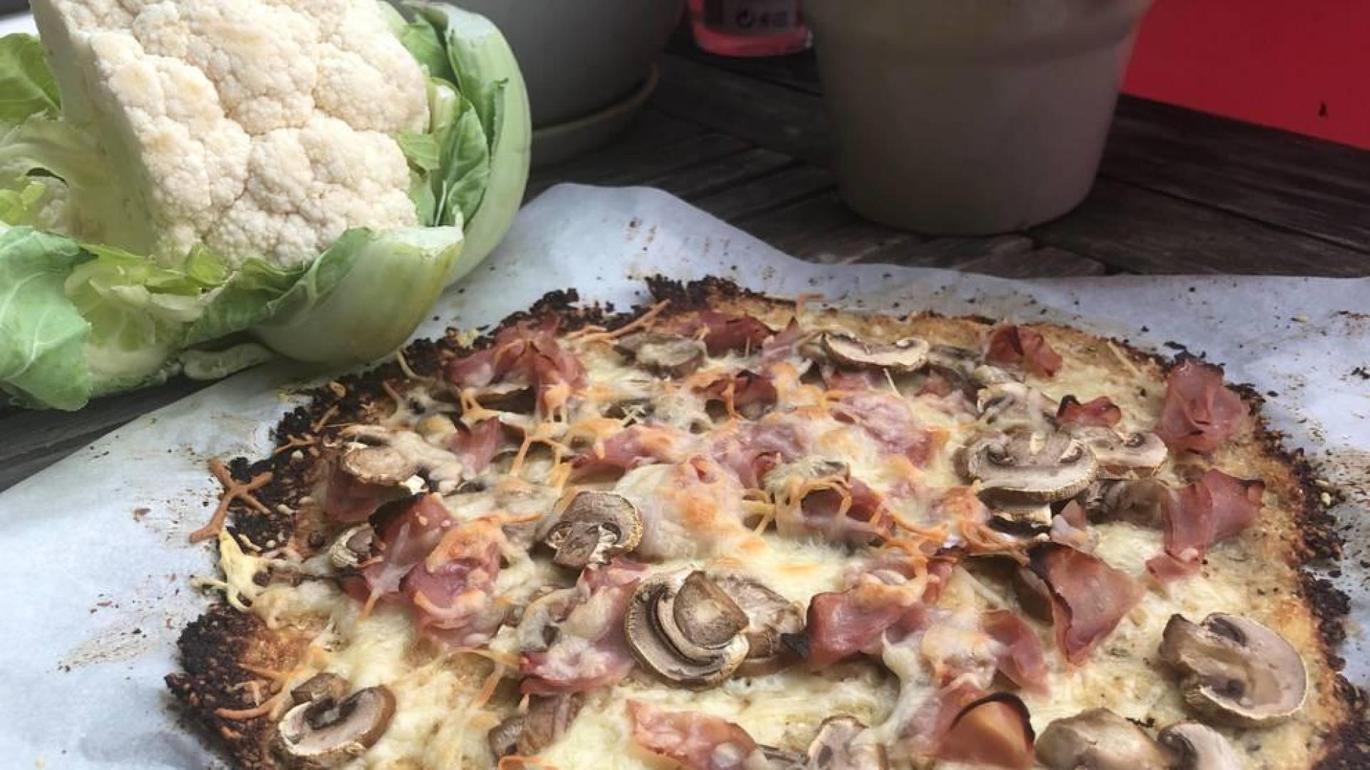 Imagen de la pizza con base de coliflor