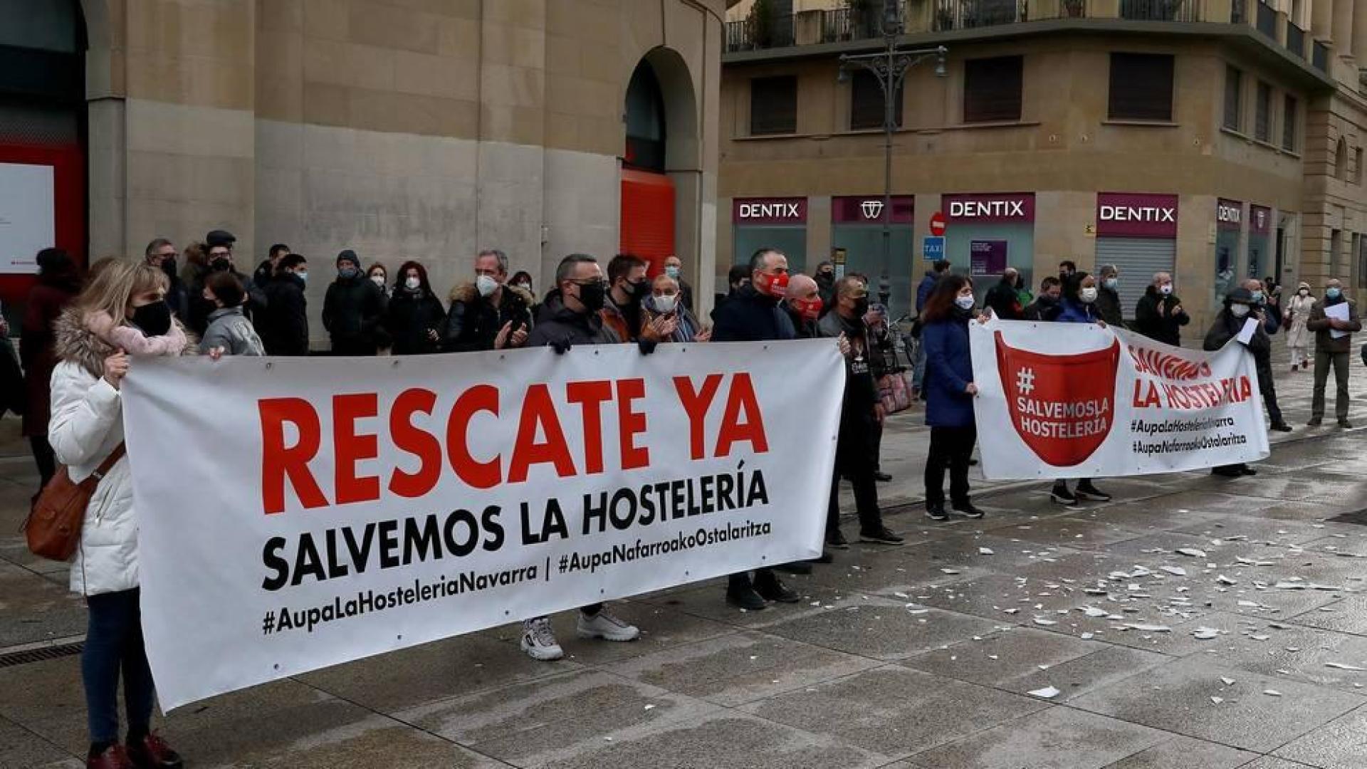 Los hosteleros navarros protestan por "estar pagando los platos rotos de la pandemia"