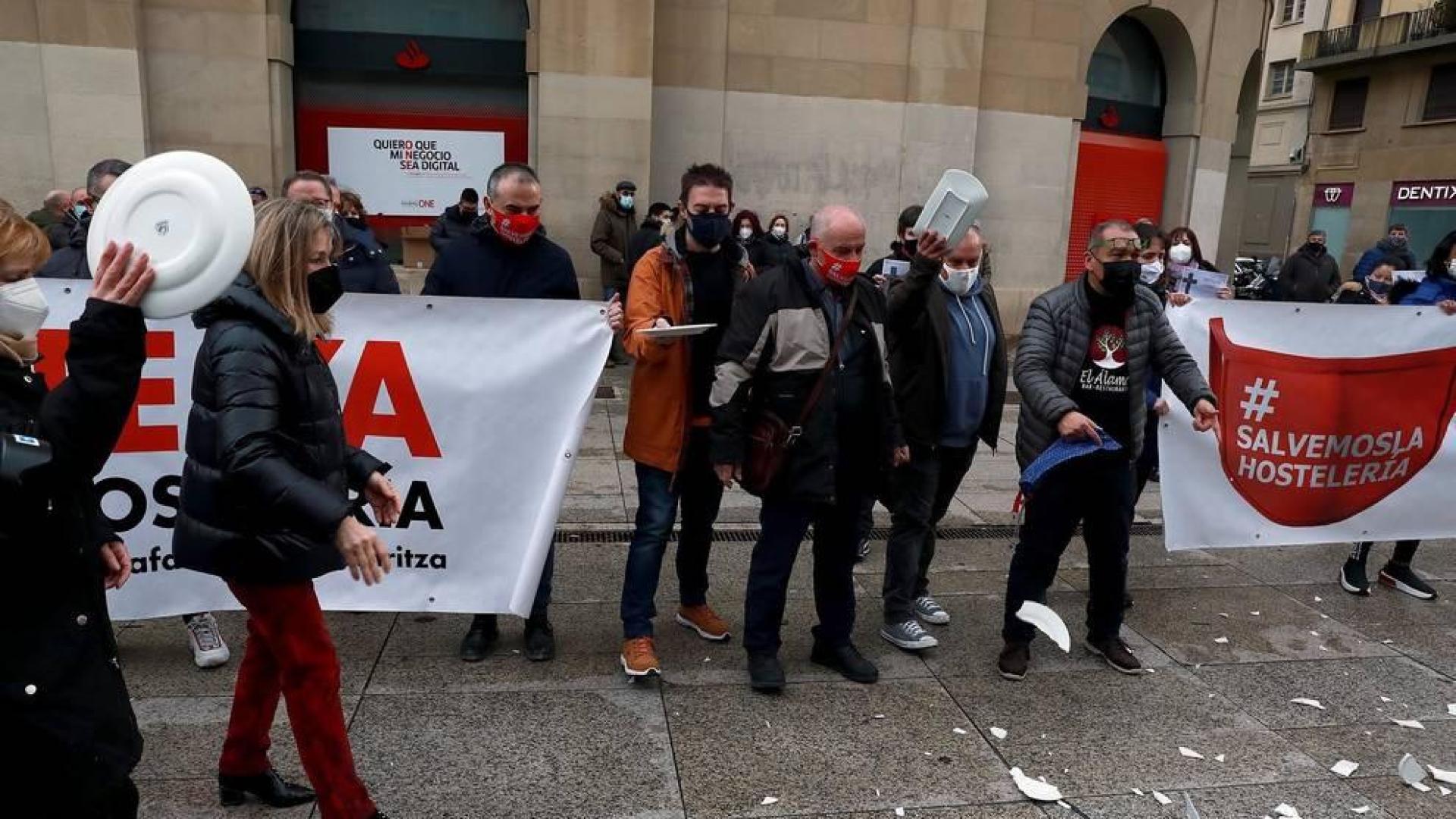 Los hosteleros navarros protestan por "estar pagando los platos rotos de la pandemia"