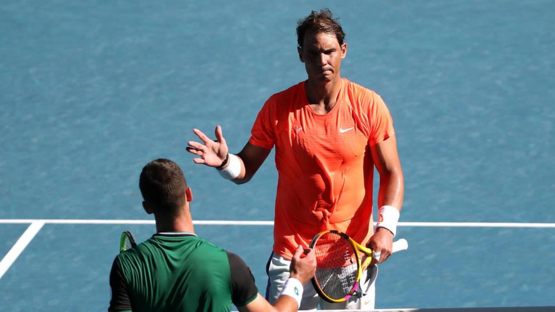 Nadal saluda a Djere tras su victoria.