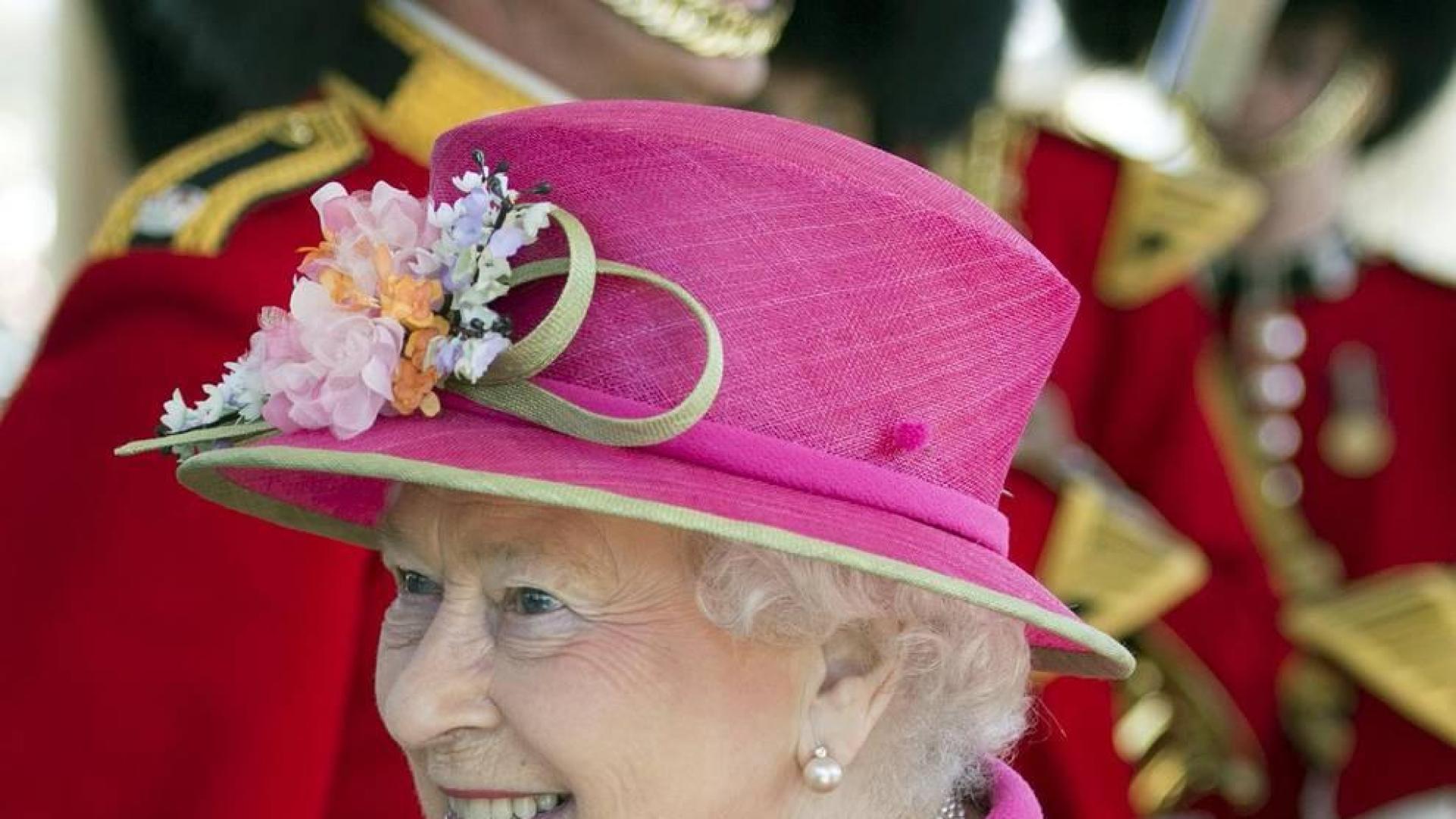 La Reina Isabel de Inglaterra cumple 90 años rodeada de familiares y amigos.