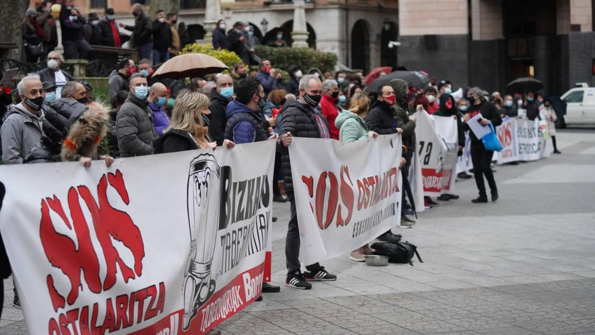 Protesta de los hosteleros ante el Palacio de Justicia en Bilbao.