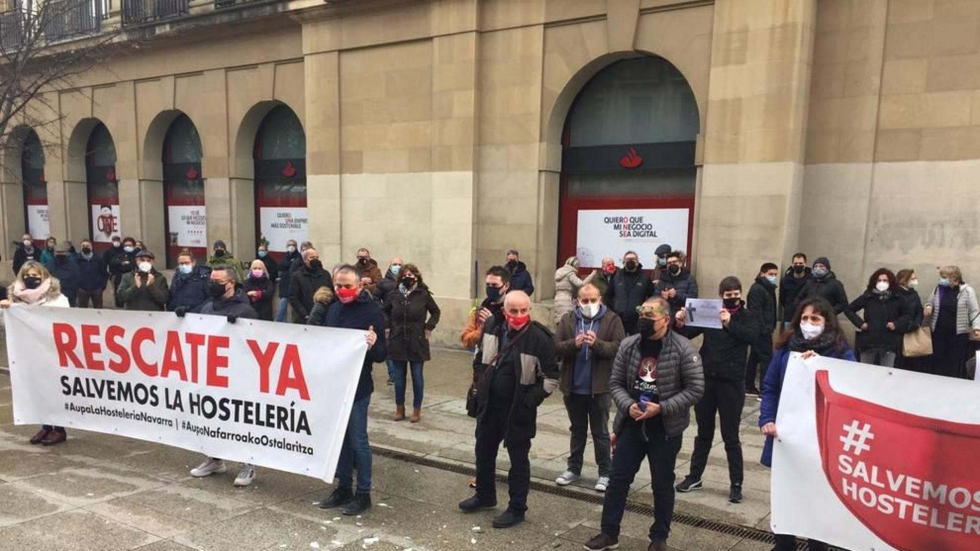 Los hosteleros navarros protestan por "estar pagando los platos rotos de la pandemia"