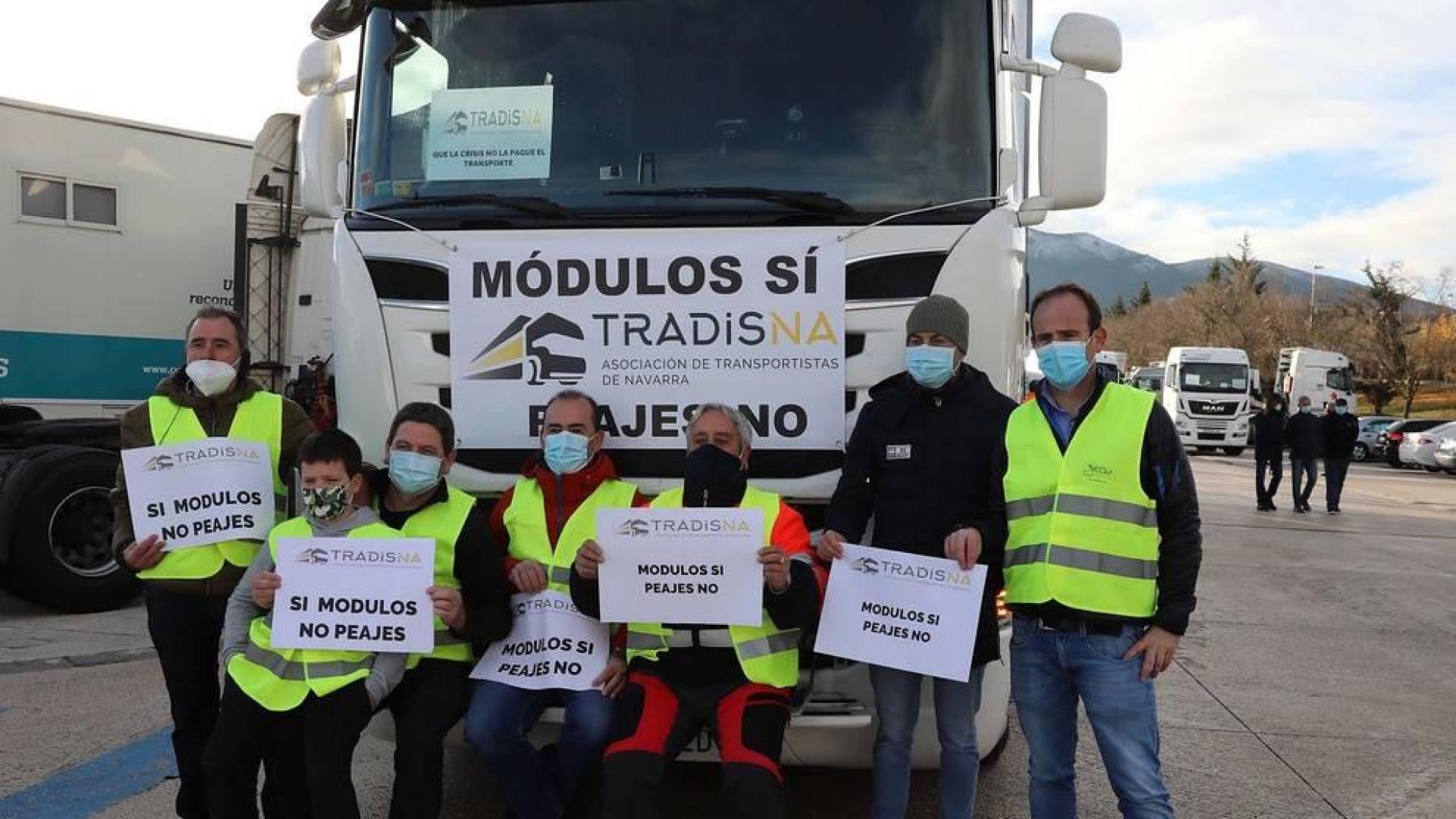Transportistas navarros marcharon este sábado, 5 de diciembre, por las rondas de Pamplona para protestar contra las medidas del IRPF anunciadas por el Gobierno foral.