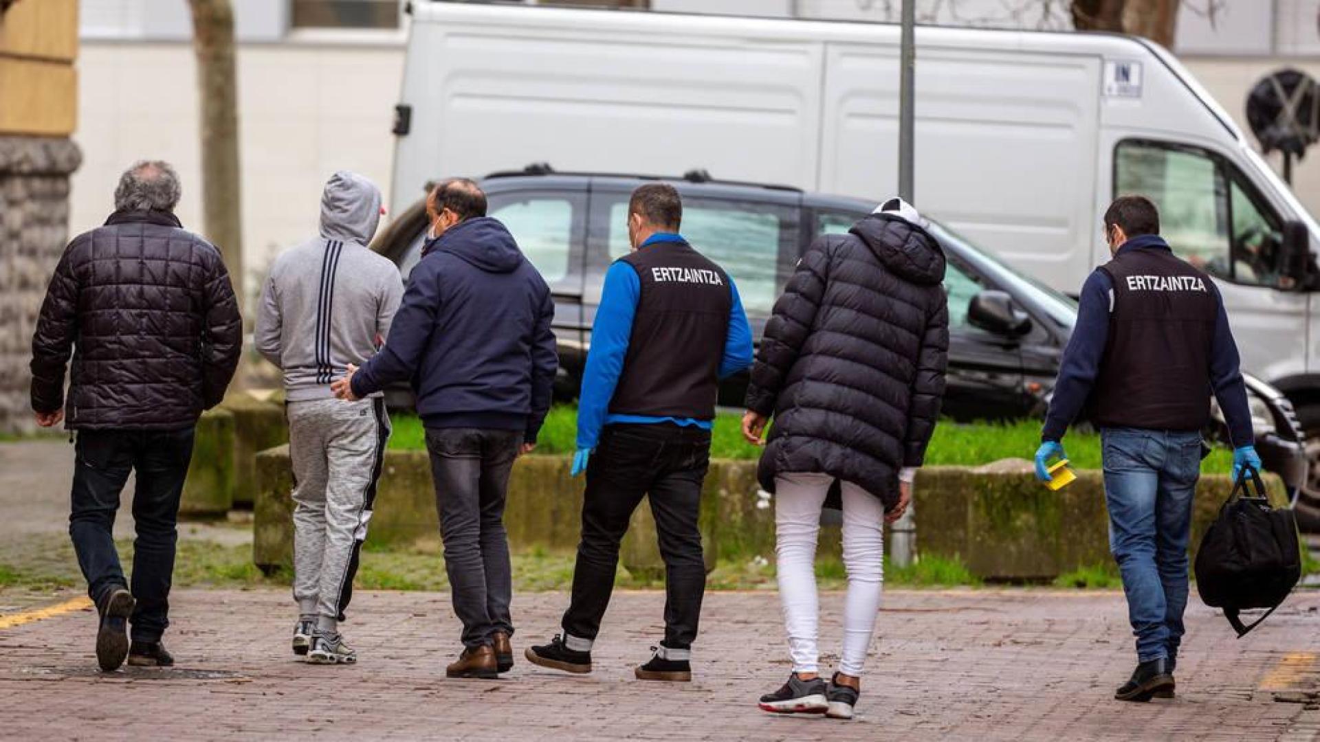 Agentes de la Ertzaintza buscan pruebas en el lugar en el que un joven ha fallecido tras ser apuñalado en una calle de Vitoria.