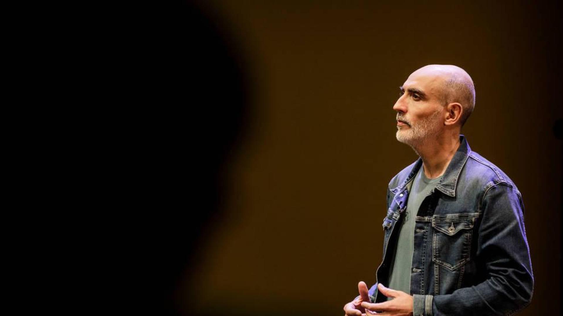 Alfredo Sanzol: “El teatro da forma de ficción al caos de la realidad”