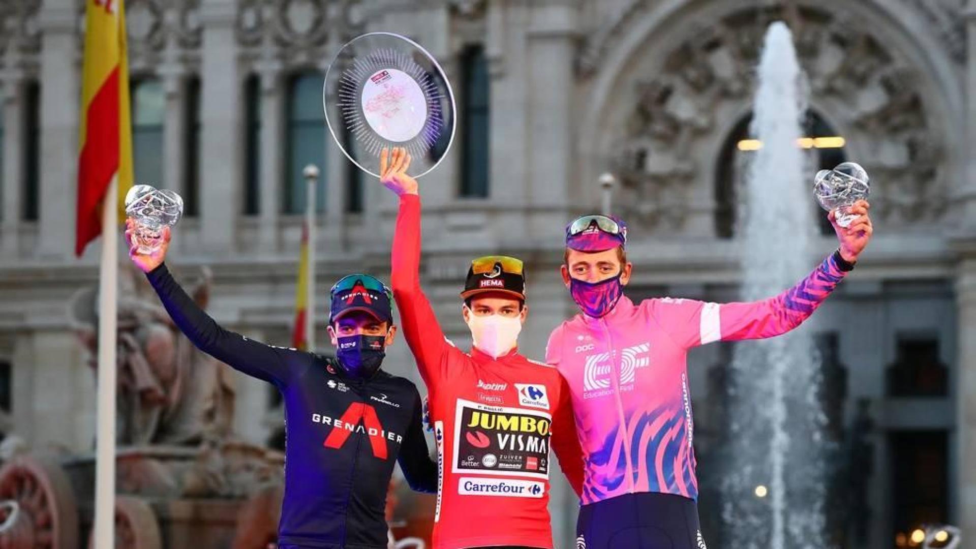 Fotos del podio final de la Vuelta a España 2020 y de su última etapa. Maillot rojo para Roglic y victoria de etapa para Ackermann