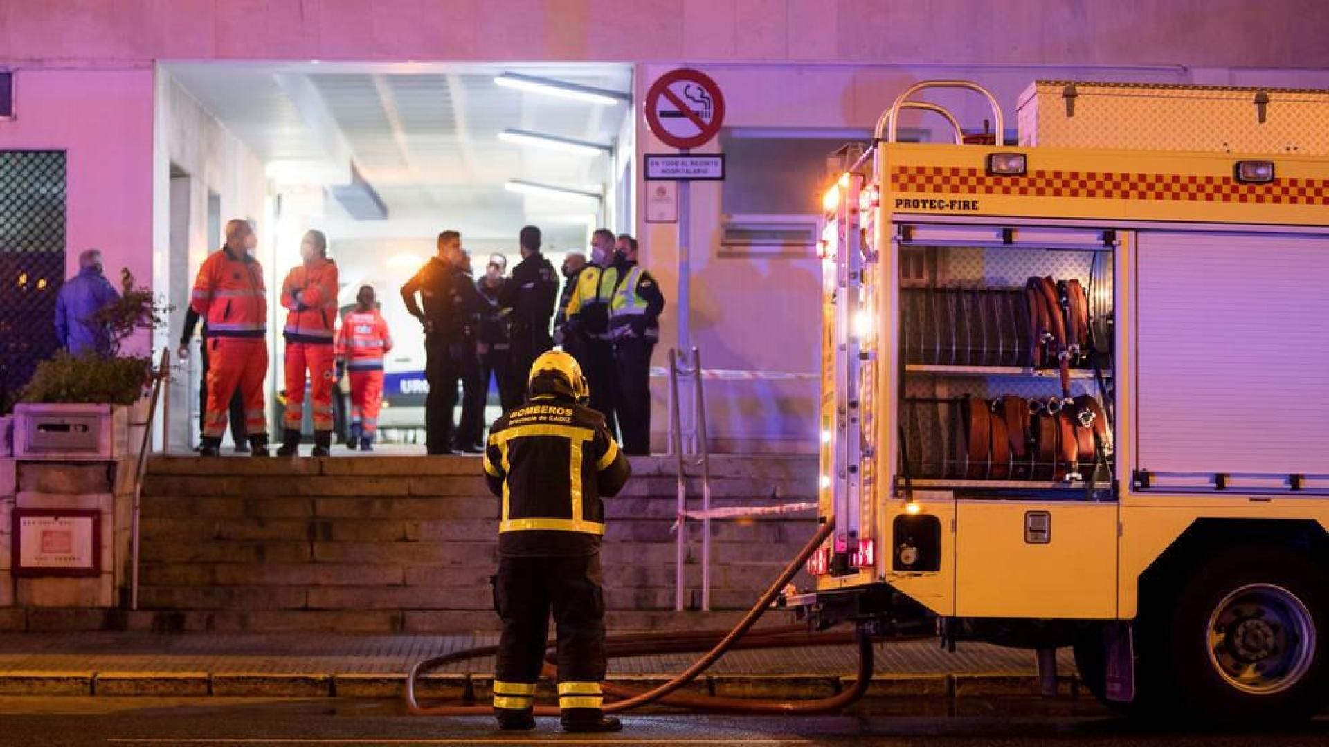Bomberos en las puertas del Hospital Puerta del Mar de Cádiz, donde un paciente con covid ha provocado un incendio para escapar.
