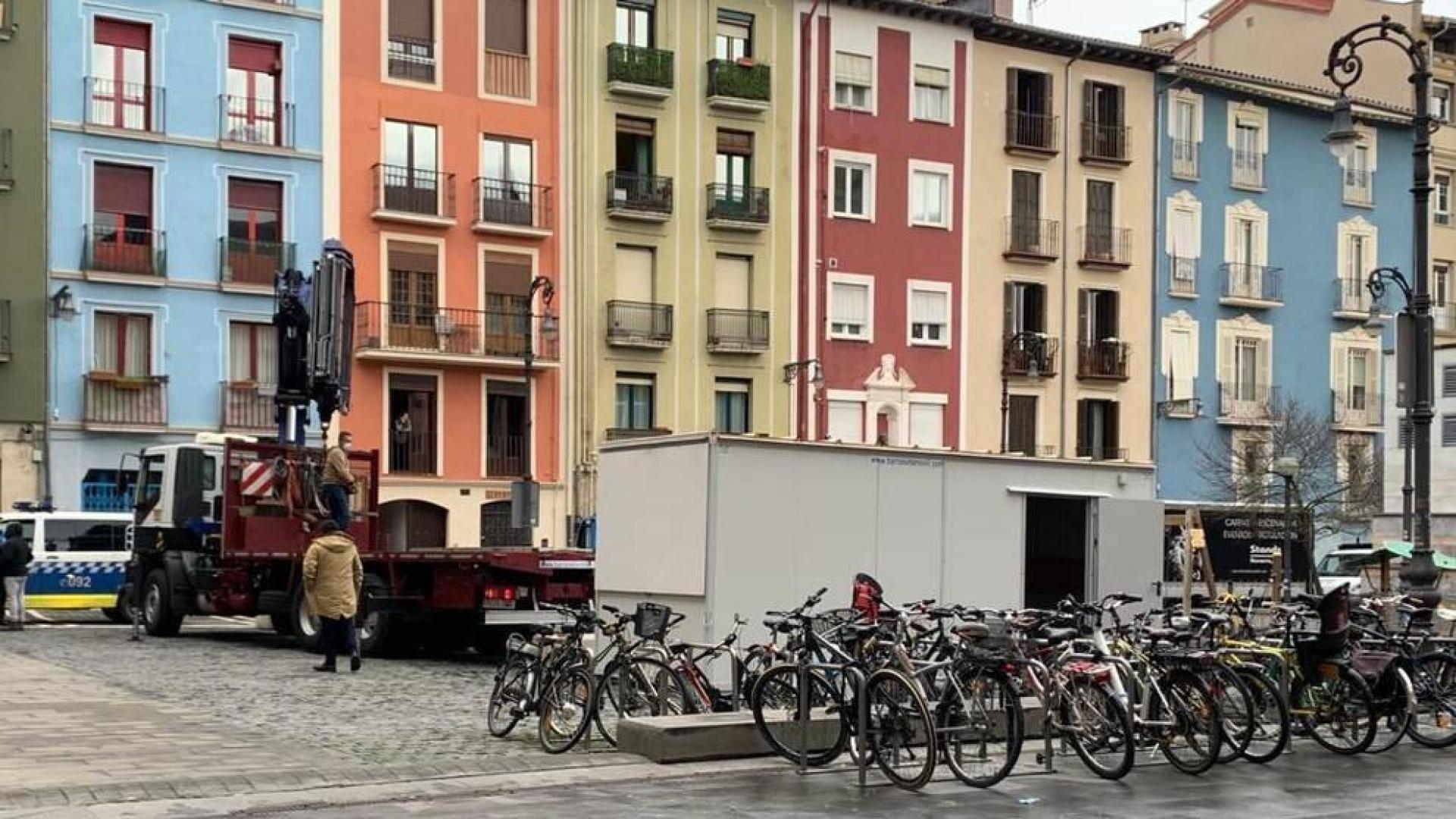 Empiezan a instalar la carpa en la plaza de la Compañía