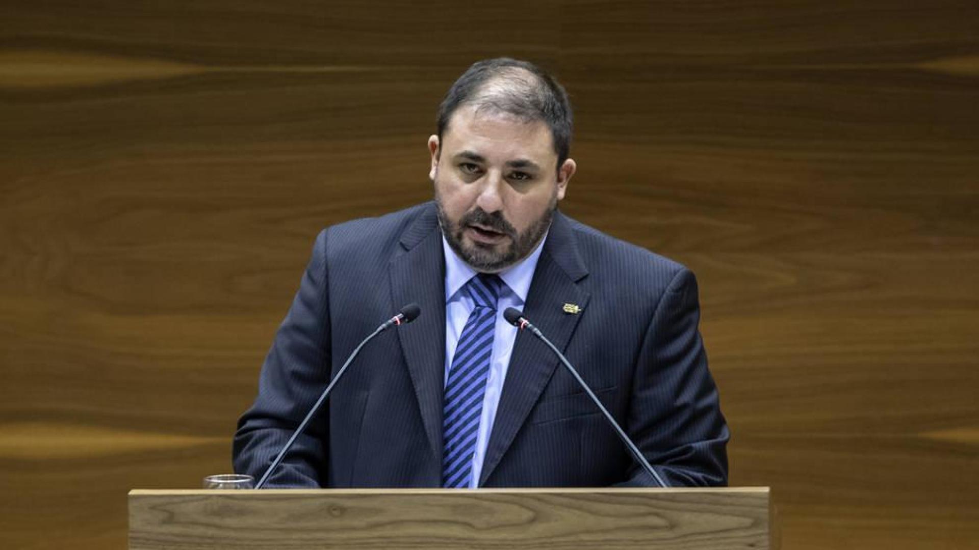 Atronador golpe de bolígrafo de Hualde en el Parlamento