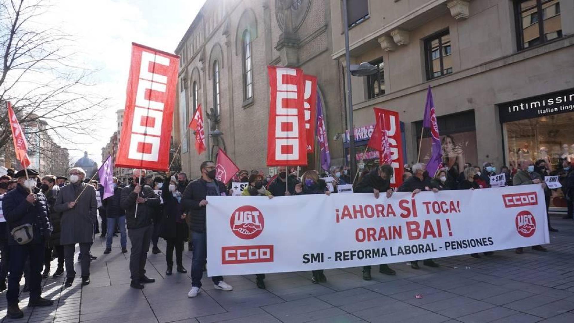 UGT y CC OO piden al Gobierno que "cumpla lo prometido" y suba el SMI