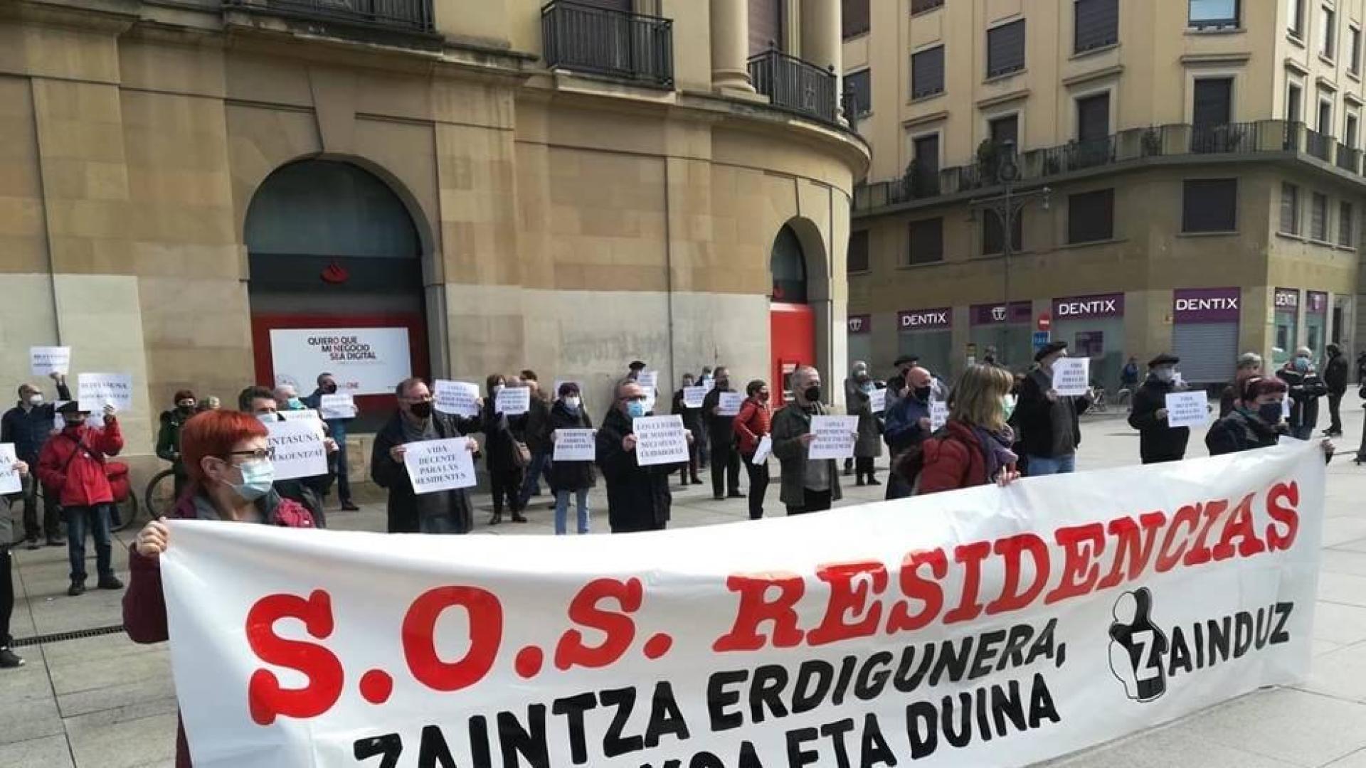 Familiares exigen poder visitar a los residentes vacunados