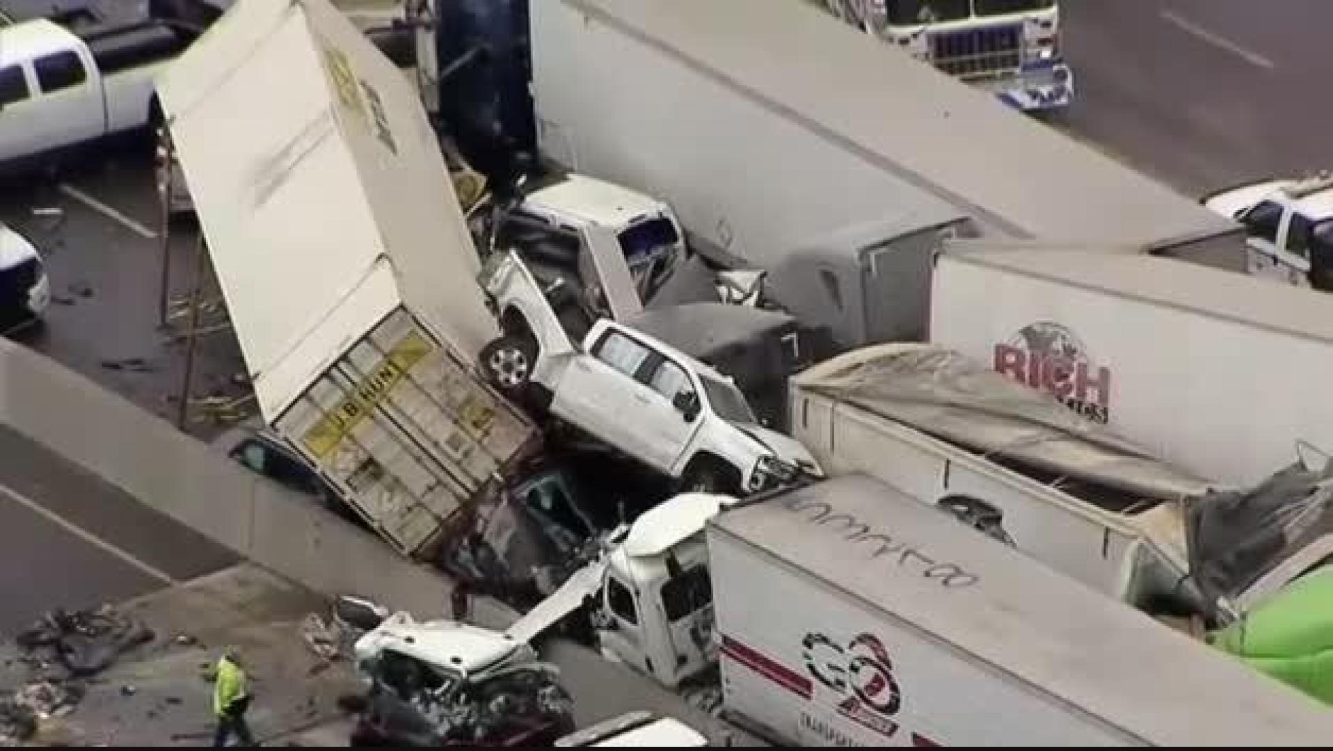 Vídeo: Al menos cinco fallecidos y una decena de heridos en un espectacular accidente en cadena en Texas