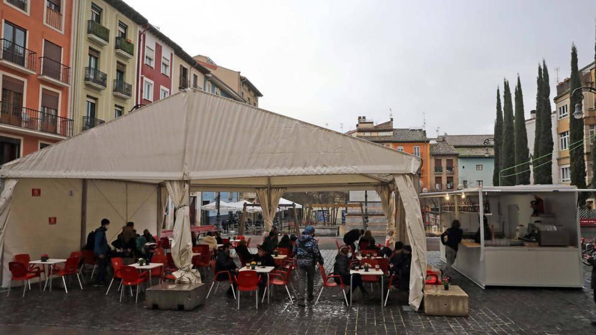 La terraza de la plaza Compañía se estrena bajo la lluvia