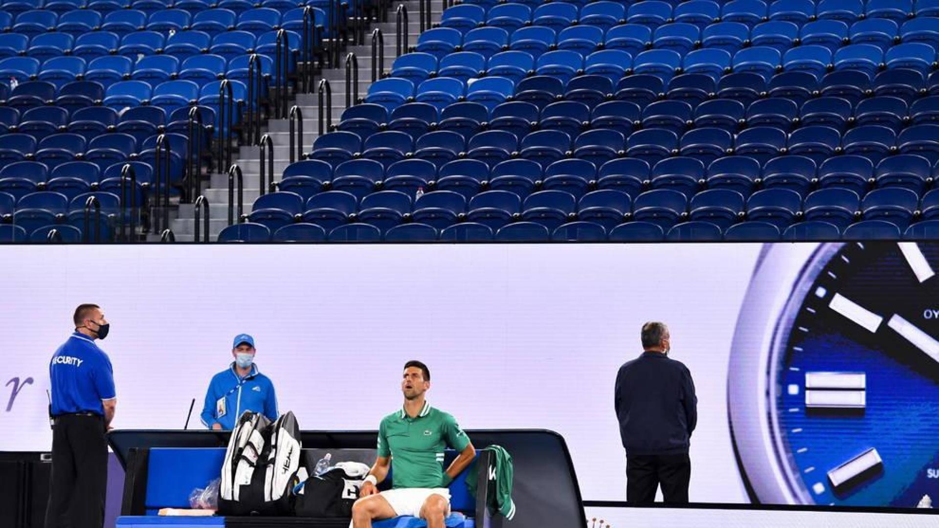 Novan Djokovic, con las gradas vacías tras él.