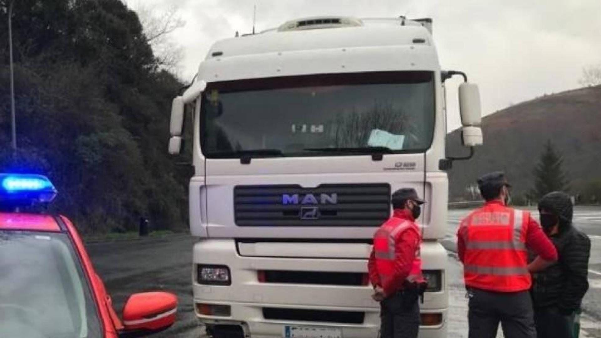 Un camionero sextuplica la tasa de alcohol tras chocar contra un muro y huir