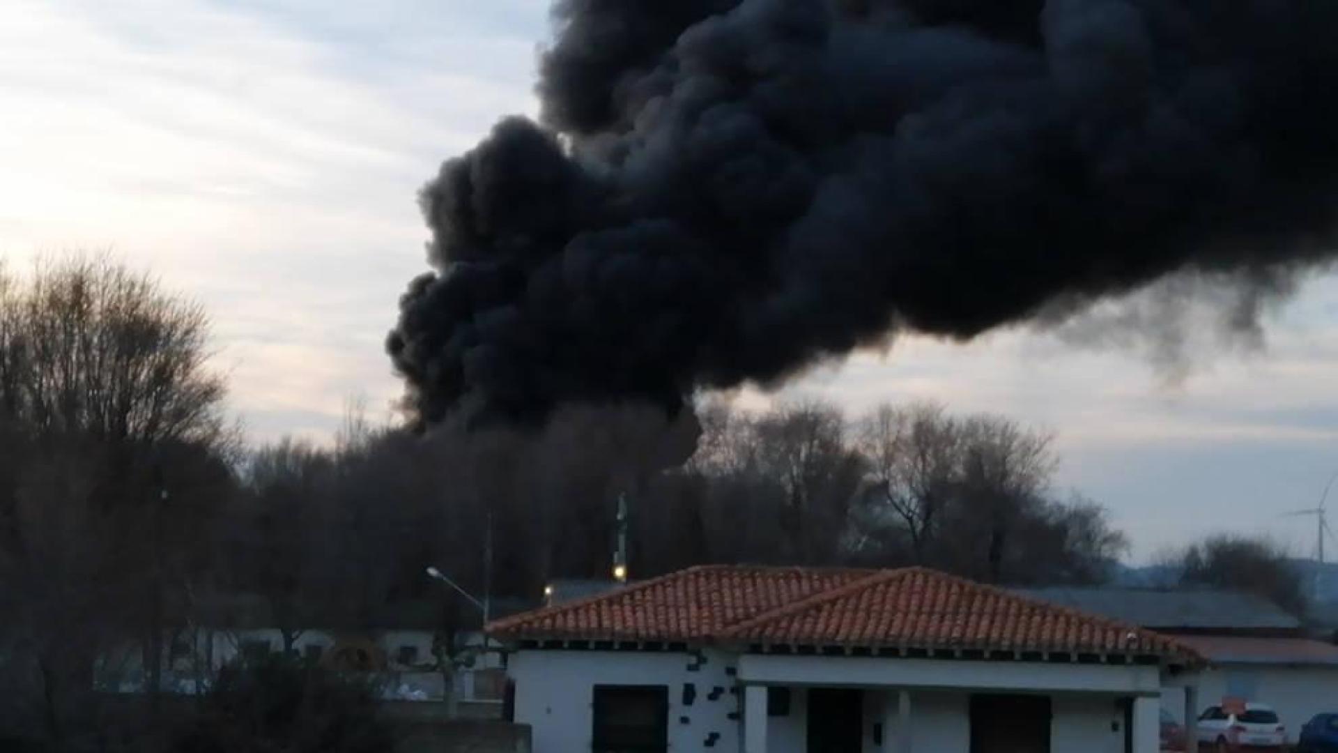 Arde un tractor y dos depósitos de gasóleo en una granja de Barásoain