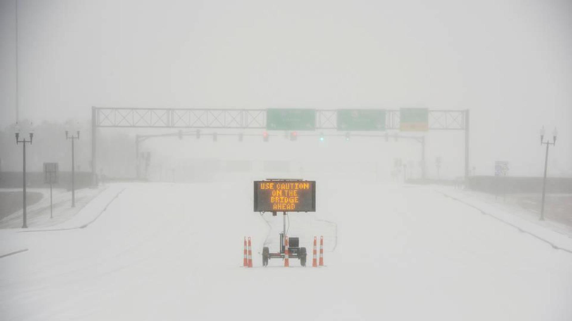 Una señal advierte a los motoristas después de una súbita e intensa nevada en la Autopista 463 en Madison, en Jackson, Mississippi (EE UU).