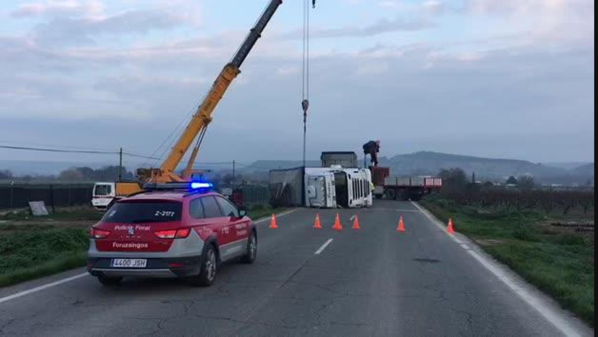 Labores en la NA-6220 tras el vuelco de un camión de ganado