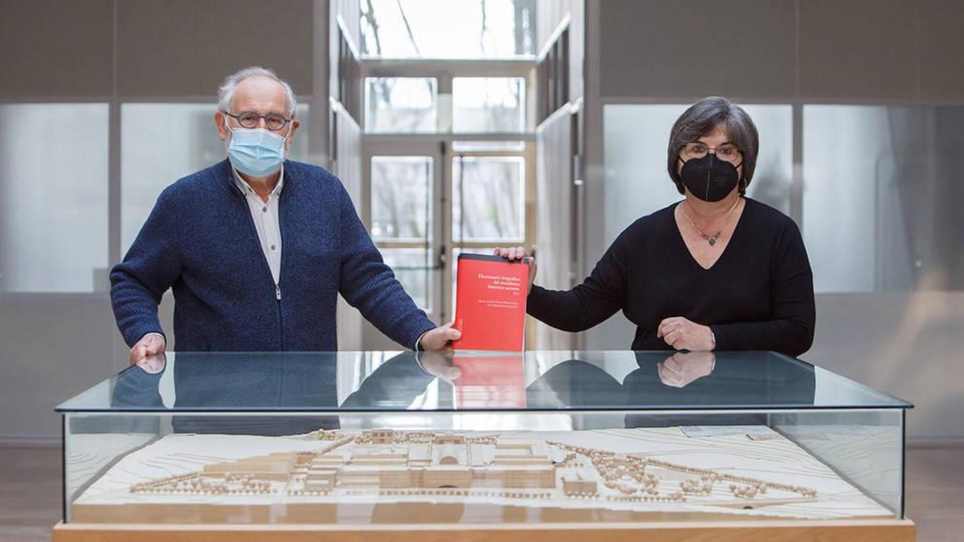 Los autores de la publicación, Ángel García-Sanz Marcotegui y Ana María González Gil.