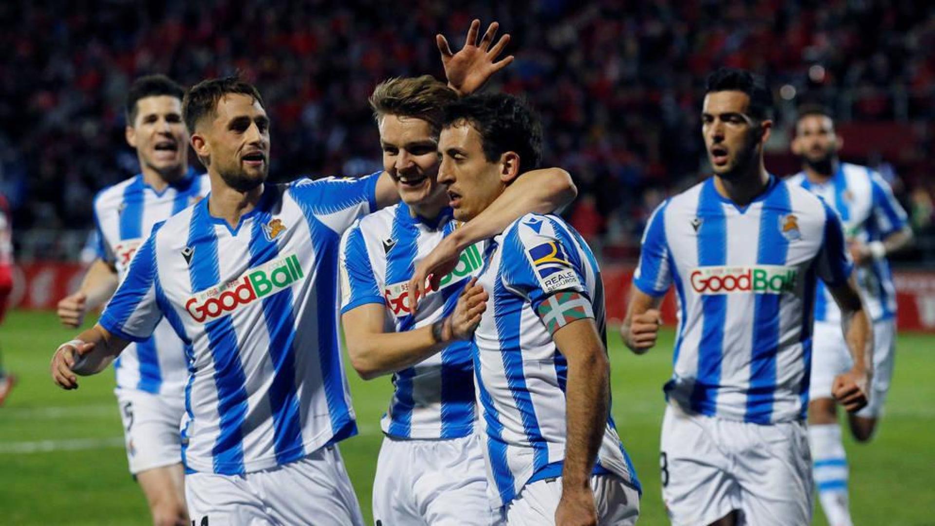Mikel Oyarzabal celebra con sus compañeros el único gol del partido.