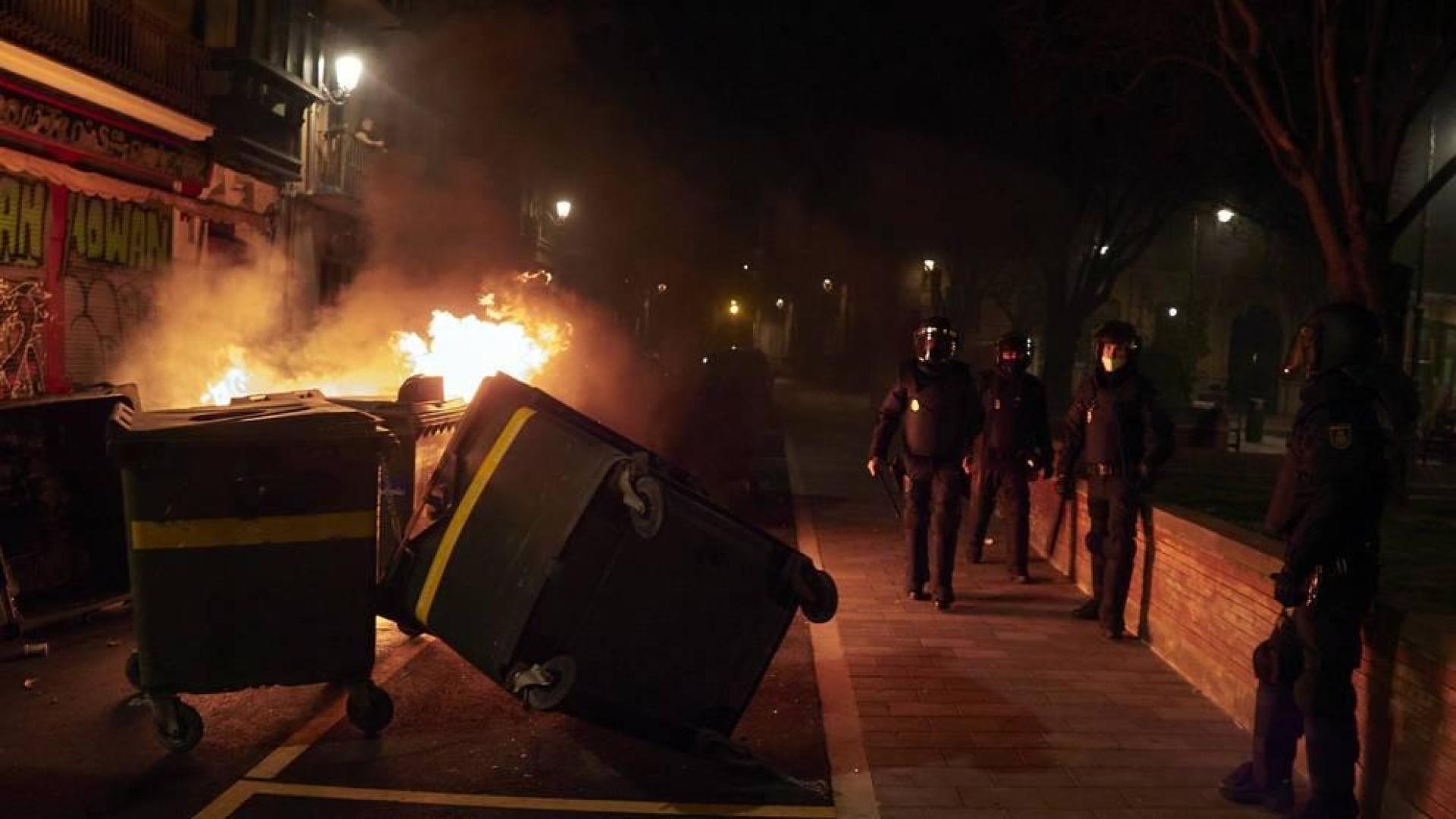 Algunos manifestantes han cruzado e incendiado contenedores en calles del Casco Viejo de Pamplona