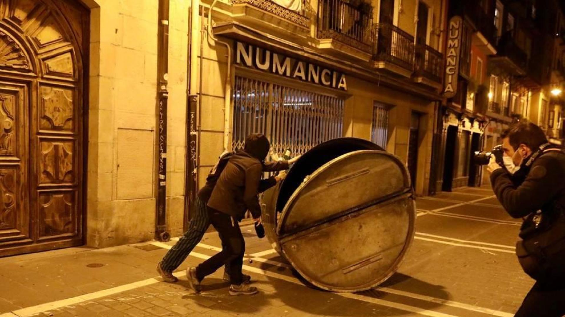 Algunos manifestantes han cruzado e incendiado contenedores en calles del Casco Viejo de Pamplona