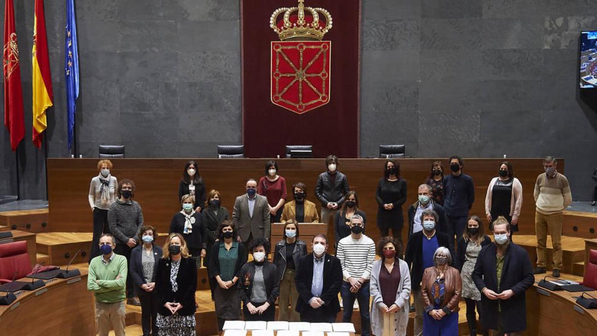 Foto de familia tras la firma del pacto en el interior del Parlamento de Navarra.