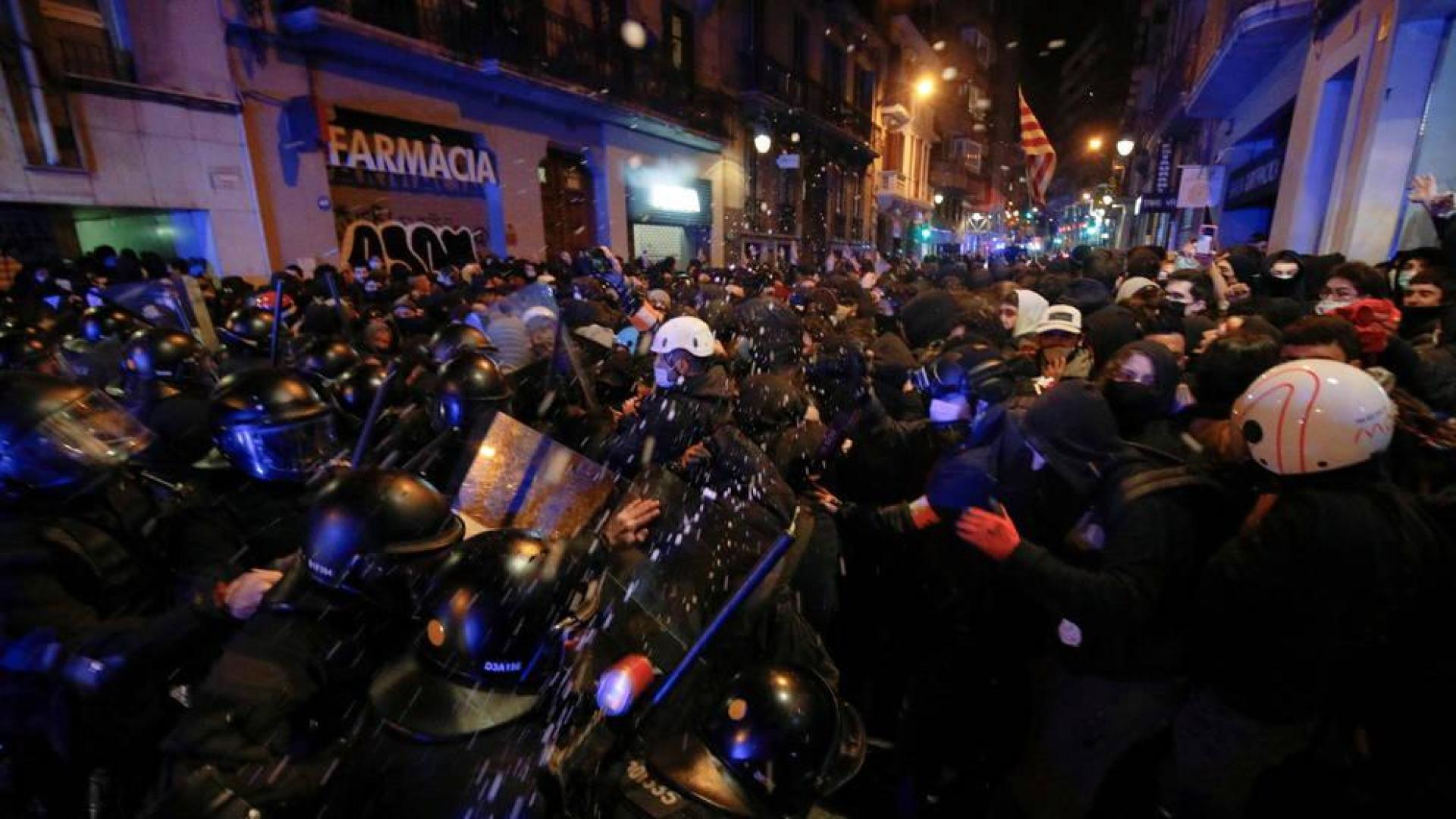 Nueva noche de disturbios en las protestas por Pablo Hasel