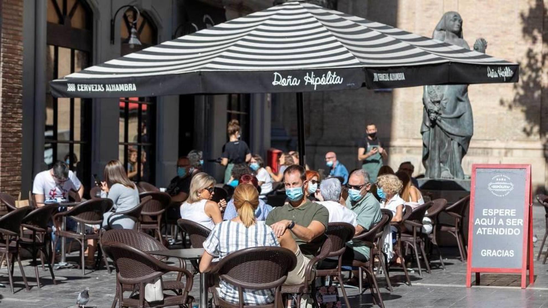 Clientes en una terraza en Zaragoza. Aragón vuelve a la normalidad tras doblegar la curva de infecciones de la segunda ola de coronavirus