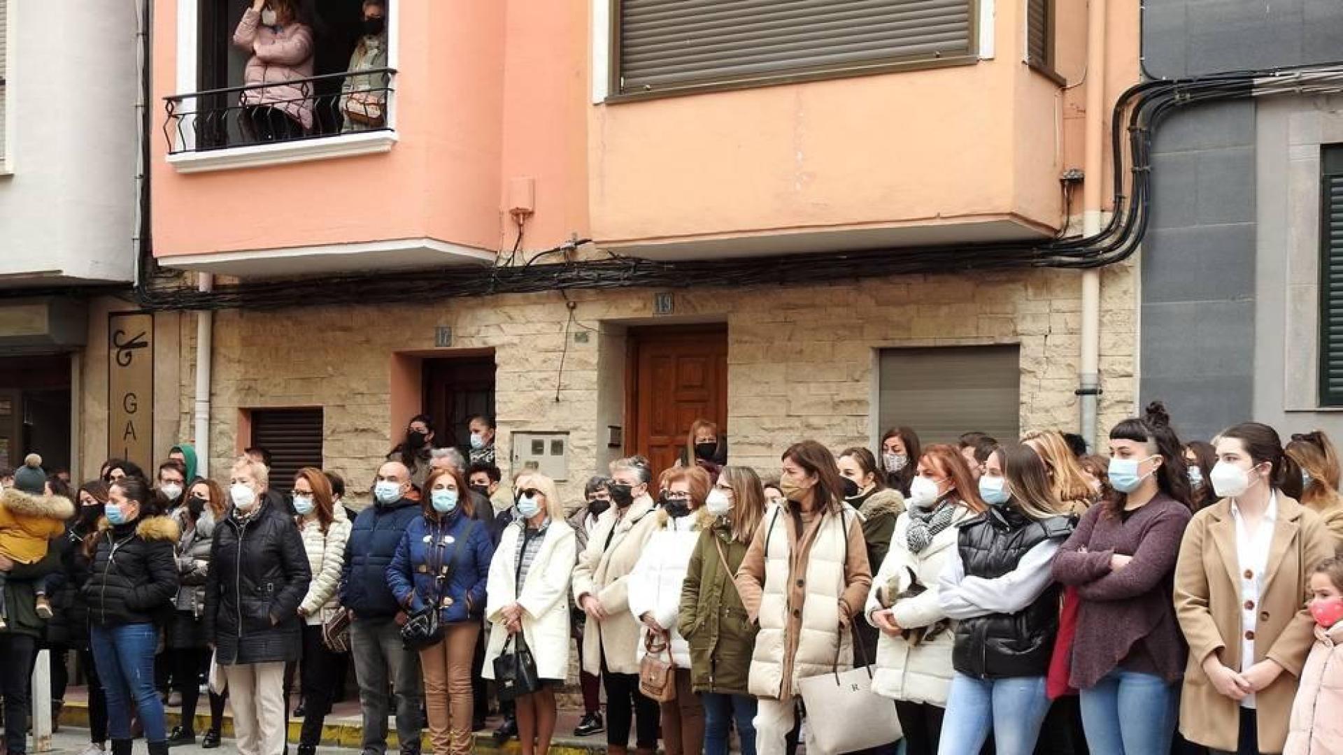 Representantes de las instituciones navarras y vecinos de Azagra han mostrado este domingo en una concentración su repulsa por la agresión sufrida el sábado por una vecina de la localidad por parte de su pareja,