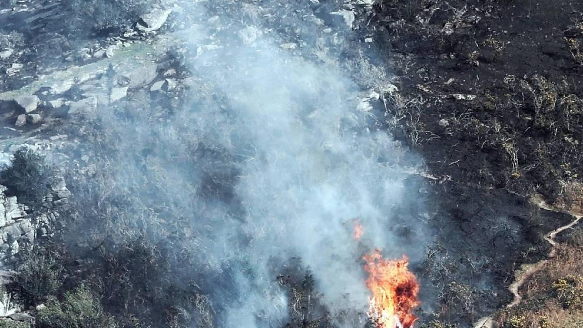 El incendio declarado este sábado en Navarra, en la zona de Bera, que aún se mantiene activo, habría quemado ya, según cálculos aproximados, una superficie de unas 1.600 hectáreas.