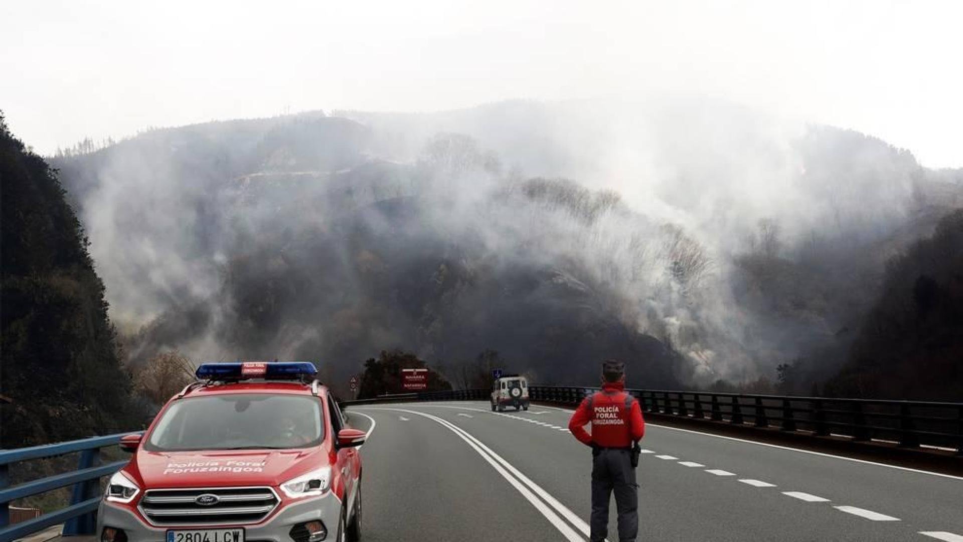 El incendio declarado este sábado en Navarra, en la zona de Bera, que aún se mantiene activo, habría quemado ya, según cálculos aproximados, una superficie de unas 1.600 hectáreas.