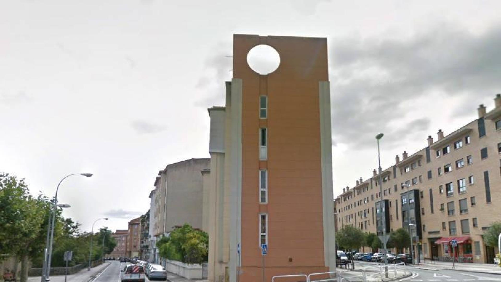 El elevador se colocará en el espacio público que existe entre el actual edificio y la acera de la calle Errotazar.