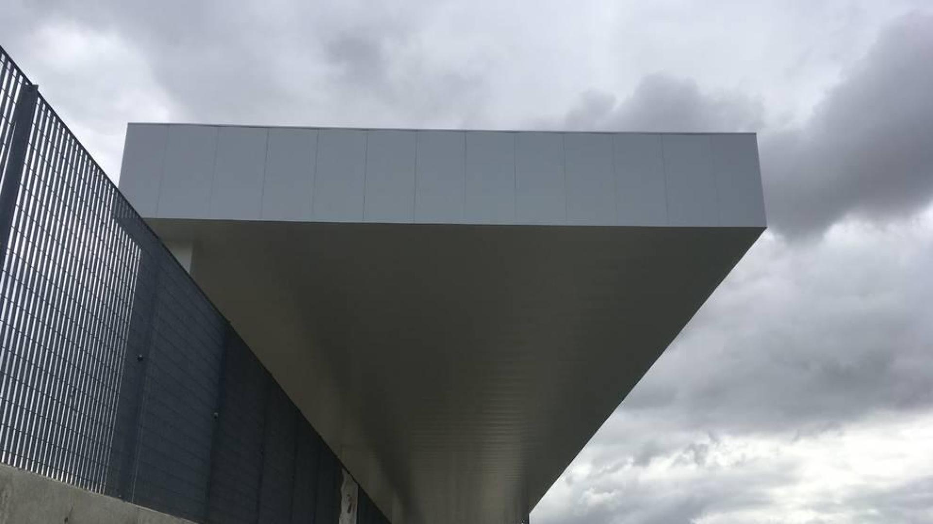 El campo de fútbol de Lezkairu ya tiene cubierta en la parte central de su grada