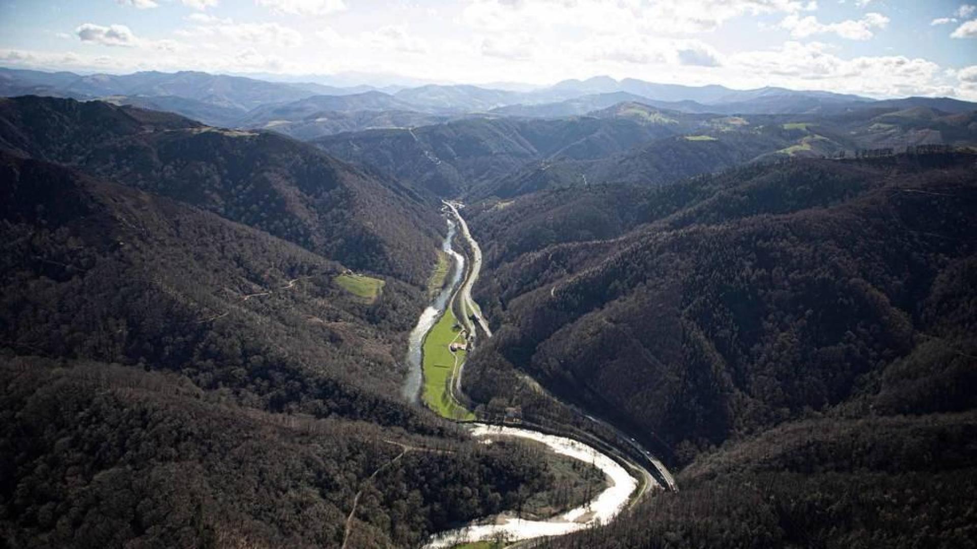 Las causas del incendio que se originó en Bera y que ha calcinado 1.800 hectáreas en Navarra, Guipúzcoa y Francia están siendo investigadas por la Policía Foral para determinar si el fuego ha sido fortuito o provocado, aunque parece que la actividad humana está detrás.