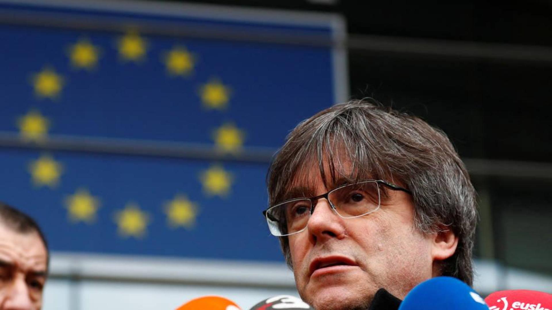Puigdemont habla a la prensa en la entrada del Parlamento Europeo