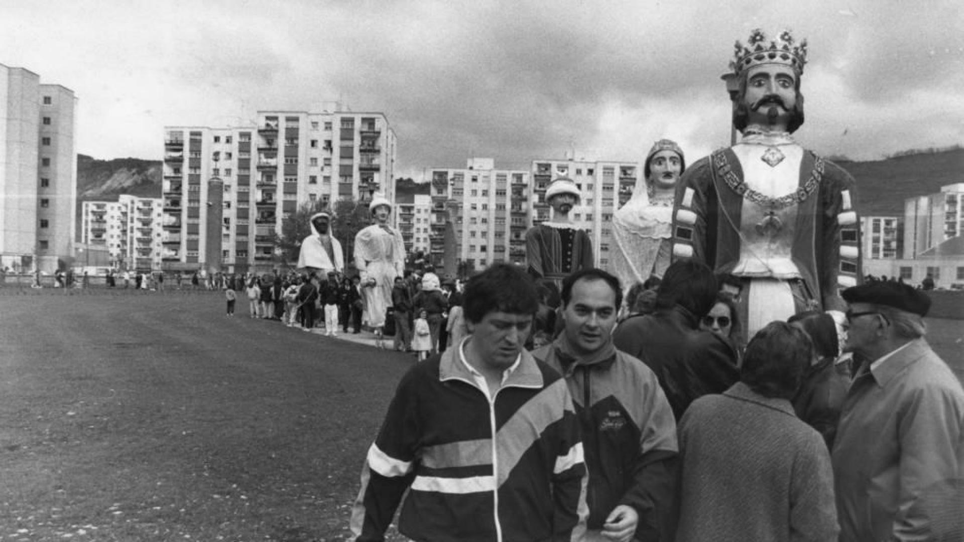 Mari Ganuza y Jose Manuel Albéniz, de la Comparsa de Pamplona, vestidos de pamplonica y abrigados con chaquetas de chándal el 28 de abril de 1991.