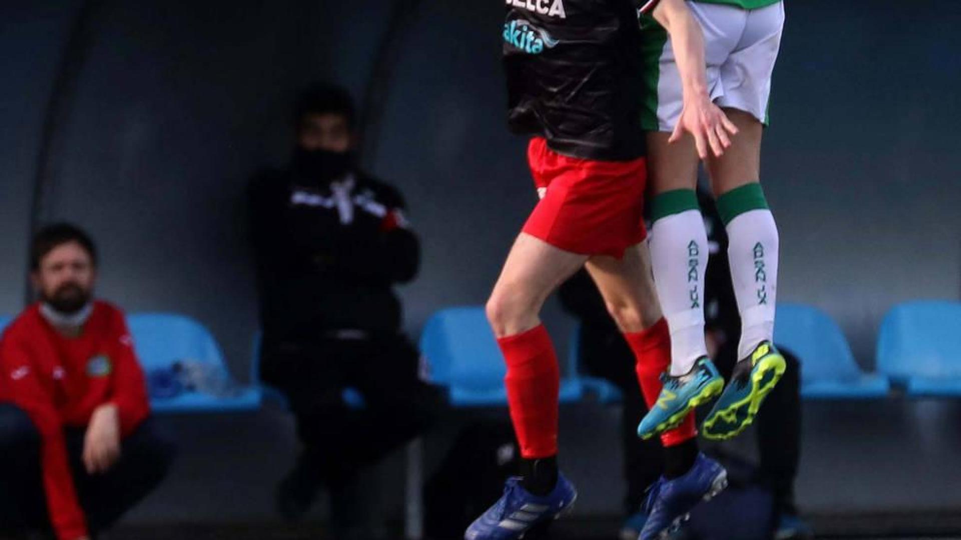 Rodri Fernández de Barrena, agachado en el banquillo del Beti Kozkor, en el partido que le enfrentó al San Juan, tras el que fue destituido.