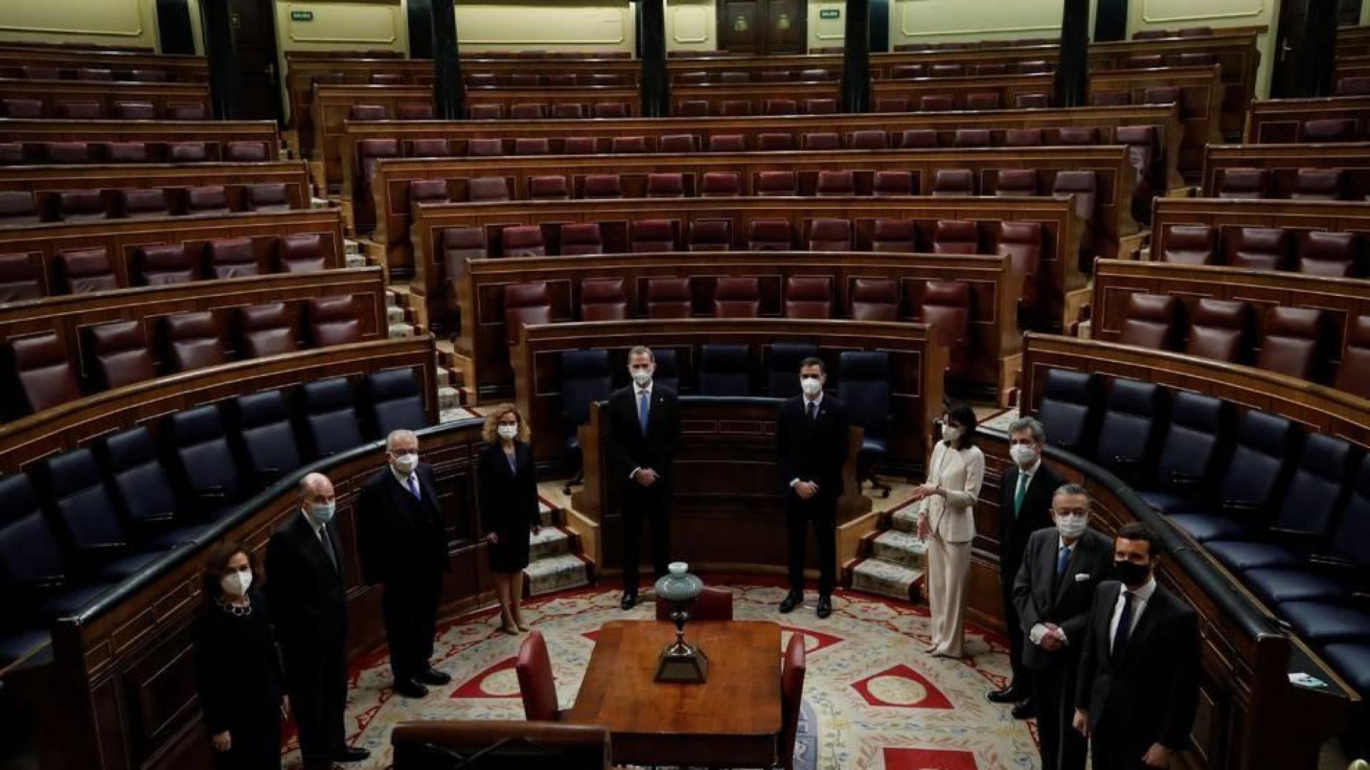 El rey Felipe VI posa junto a Carmen Calvo, Miquel Roca, Juan José González Rivas, Meritxell Batet, Pedro Sánchez, Pilar Llop, Carlos Lesmes, Miguel Herrero y Rodríguez de Miñón y Pablo Casado.